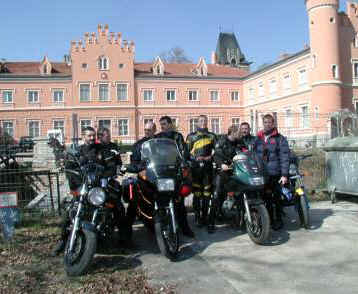 Gruppenbild vor dem Schloss Gusow