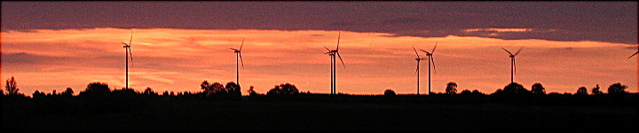 Skyline nach Sonnenuntergang mit Windmühlen, Klein-Mutz