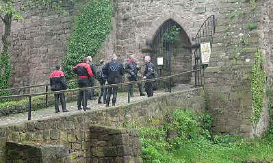 Die Lederbren strmen die Burgruine Hanstein