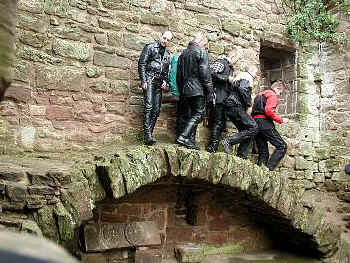 Gruppenbild in der Burgruine Hanstein