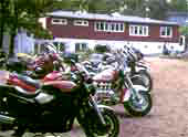 Pfingsttreffen der Nordlichter 1999 - Motorräder parken vor dem Schulllandheim Neu-Lankau