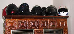 Helme beim Aufwärmen auf einem Kachelofen im Schloss Gusow