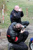 Karsten und Wolfgang fotografieren whrend der Pause bei der MCLB-Osterausfahrt 2003 am Werbellinsee