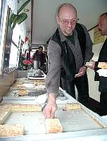 Wolfgang bei der Kuchenausgabe